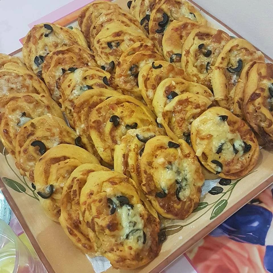 Snack pizza "snails"